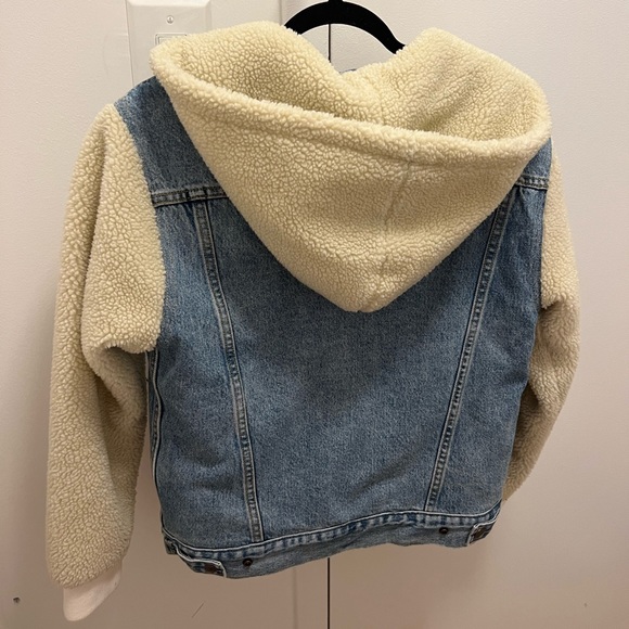 Levi’s sherpa sleeve hooded jean jacket! Perfect condition! No flaws! - Picture 2 of 3